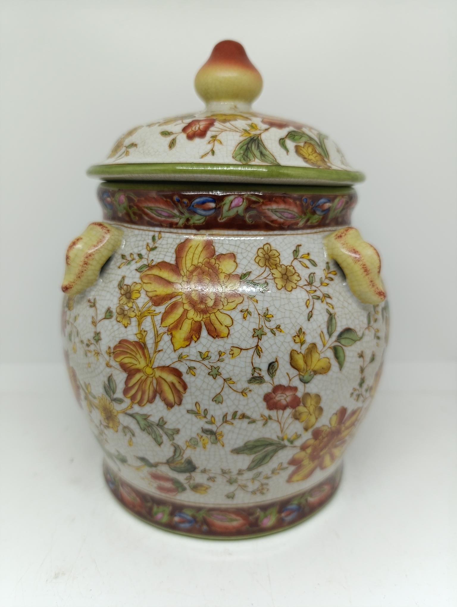 Pot couvert en céramique à décor floral polychrome